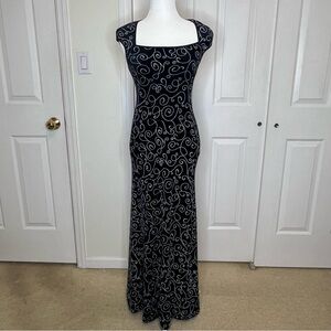 Alexia Admor Black and White Patterned Stretch Velvet Gown - Small